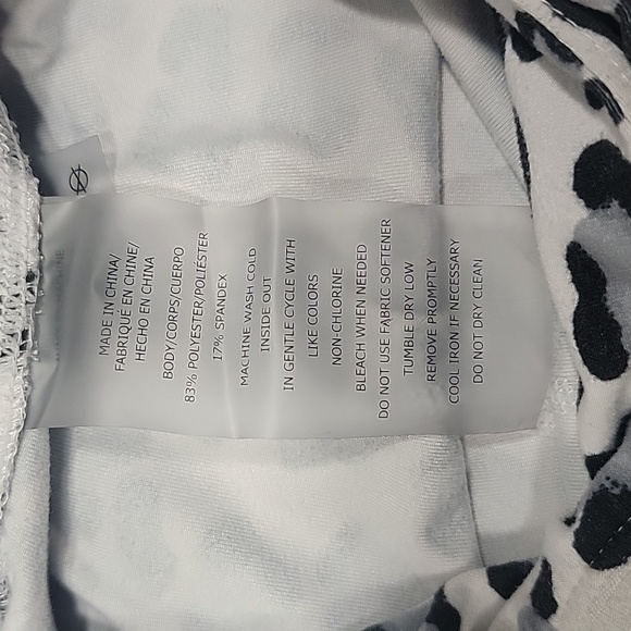 Betsey Johnson Cropped Yoga Pants, Snow Leopard Print, size XS. Gently Used Cond - Picture 6 of 8